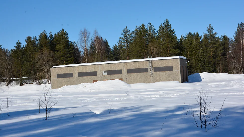 Så här ser verkstadstomten ut i Trångfors som nu föreslås säljas.