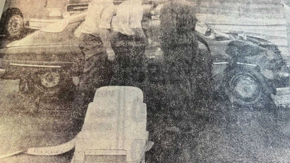 Kuriren för 50 år sedan: Ambulanspersonal har anlänt och ska ta hand om föraren i personbilen vid onsdagens olycka i korsningen Västra Fredsgatan–Mejerigatan.