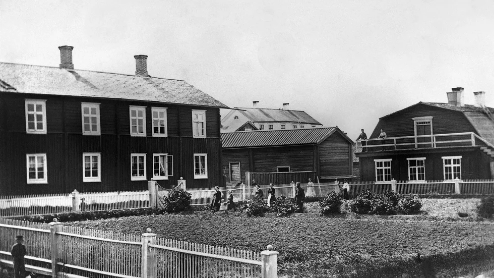 Röcknerska gården, byggnaden har funnits sedan 1700-talet. Färgare Röckners hus ligger till vänster. Byggnaden längst till höger var färgeriet. I förgrunden ett potatisland, beläget i kvarteret Koltrasten. På denna tid var Röcknerska gården en strandtomt.