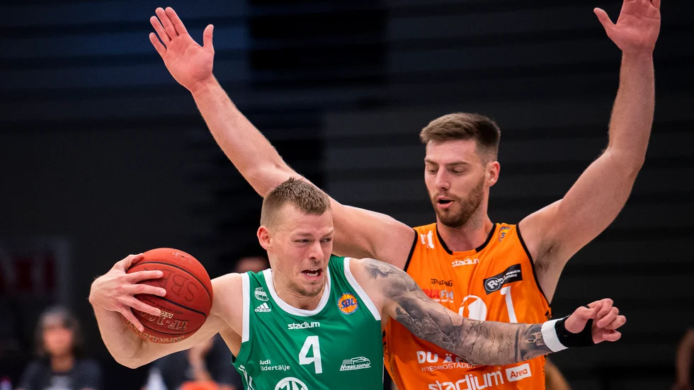 Södertäljes Viktor Gaddefors är vald till "årets forward" i ligan. Dolphins Adam Ramstedt kom tvåa i samma omröstning.