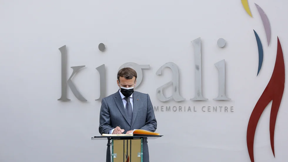 Emmanuel Macron under sitt besök på en minnesplats för offren för folkmordet i Rwanda.