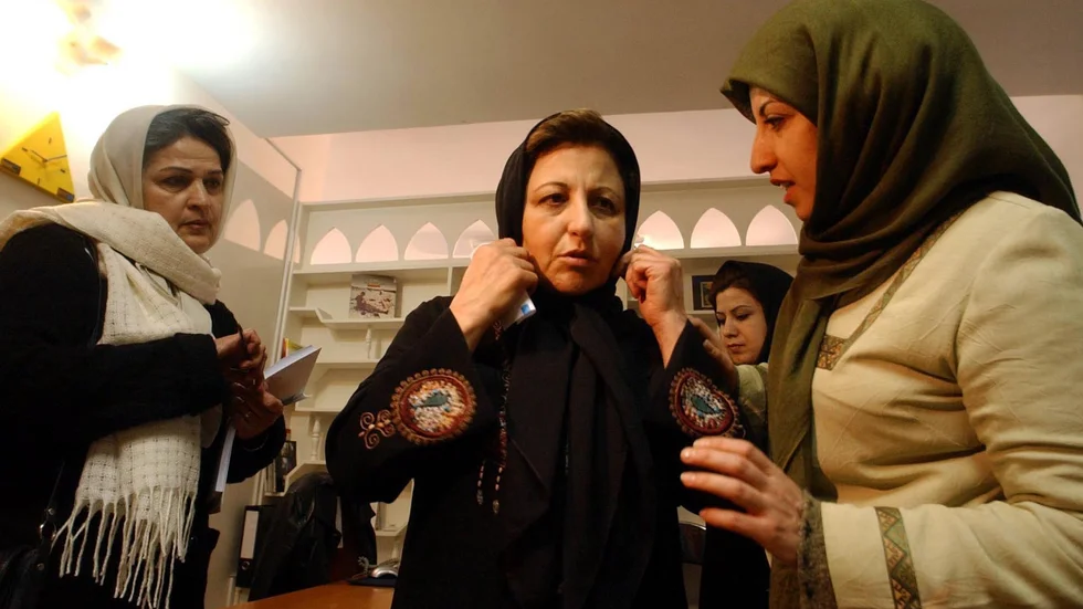 Tre utsatta människorättsaktivister i Teheran: Narges Mohammadi, till höger, i samspråk med Nobelpristagaren Shirin Ebadi (i mitten) och Marzieh Mortazi. Arkivbild.