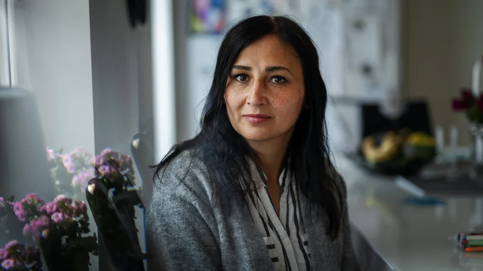 Lina fick Modernas vaccin och kommer nu inte få ta den andra dosen av vare sig det eller något annat vaccin mot covid-19 på grund av den reaktion hon fick. "Jag är orolig för hur mycket skydd jag har med bara en dos", säger hon.