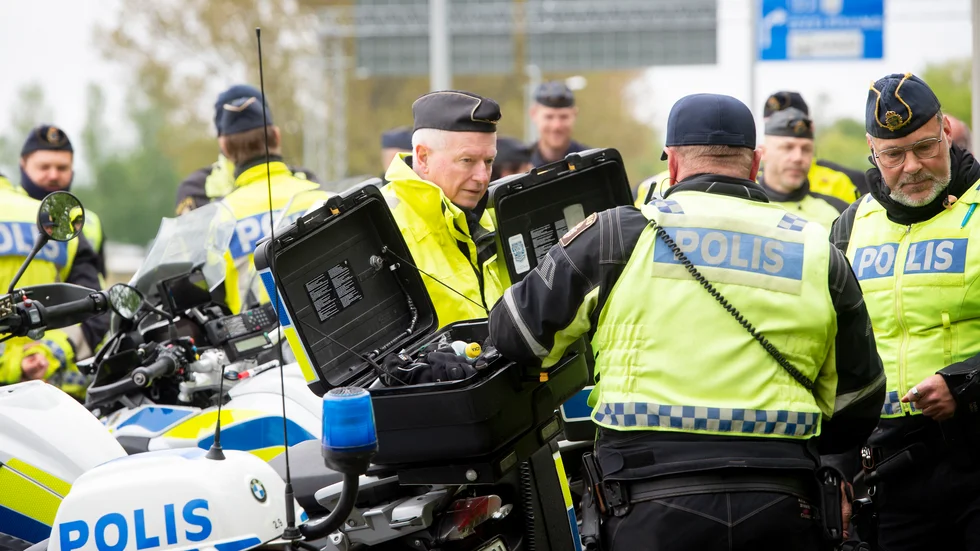 Calle Ekberg som är gruppchef för trafikpolisen i Nyköping pratar med sina kolegor.