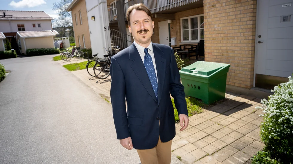 Att Simon O Pettersson (SD) är chefredaktör för Exakt24 Insikt tycker han själv är oproblematiskt. Men det tycker inte hans parti. 