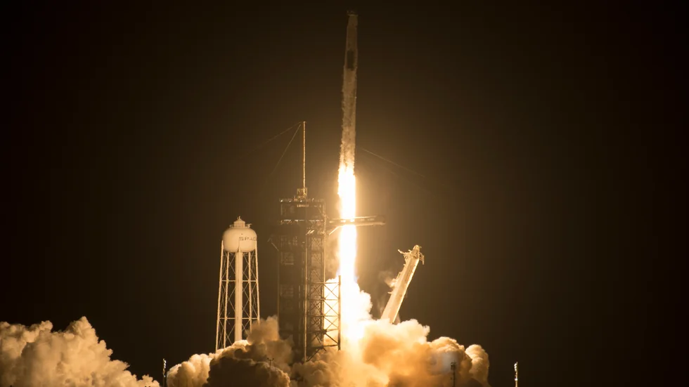 En Falcon 9-raket på väg att lämna Kennedy Space Center i Florida. Arkivbild.