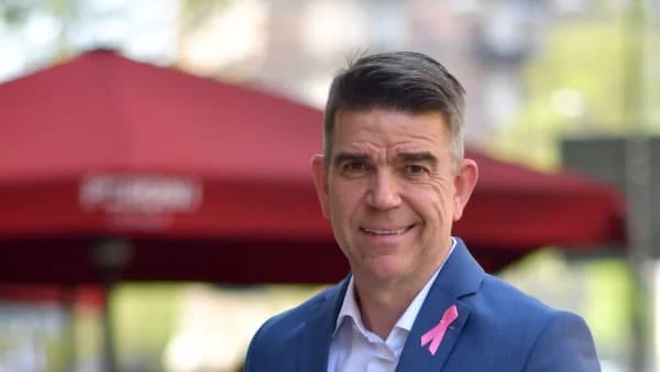 Patrick Ekwall blir en viktig röst i kampen mot bröstcancer och samarbetet inleds inför morsdag med en insamling för alla mammors framtid. 