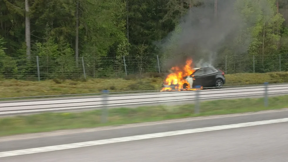 En bil totalförstördes i en brand på E4 i riktning mot Norrköping under söndagen.