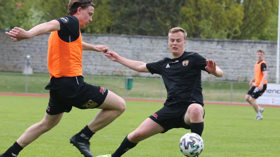 Joel Elofsson och Karl Östberg i kamp om bollen under en träning inför säsongen. I kväll spelar duon för olika lag.