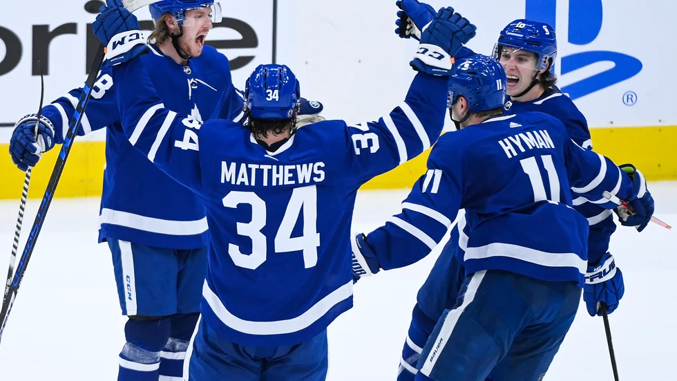 Torontos 21-årige back Rasmus Sandin (till vänster) jublar över sitt mål tillsammans med lagkamraterna Auston Matthews, Zach Hyman och Mitchell Marner.