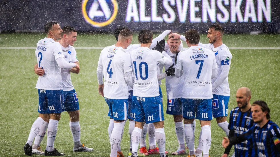Ari Freyr Skúlason klappas om av lagkamraterna efter sitt fantastiska mål.