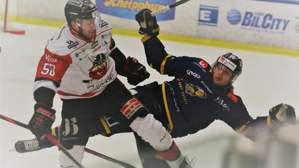 Visby Romas Alex Ek åker på en propp av gamle lagkamraten Erik Lindström i Nybro.