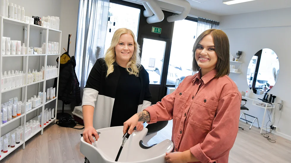 ”Vi är så nöjda över att vi fick ta över lokalen och öppna vår egen salong”, säger Hanna Nilsson och Josefine Norlund.