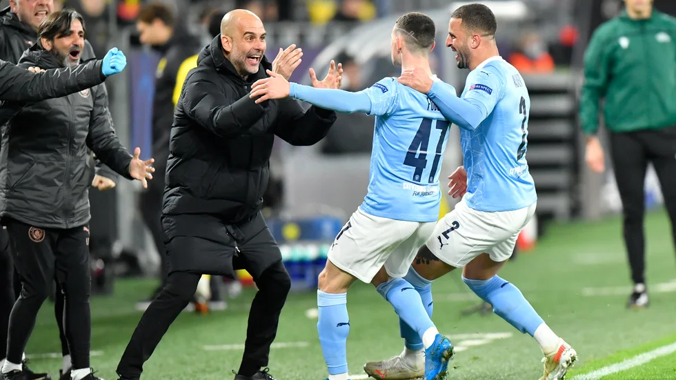 Phil Foden och Pep Guardiola jublar efter segermålet.