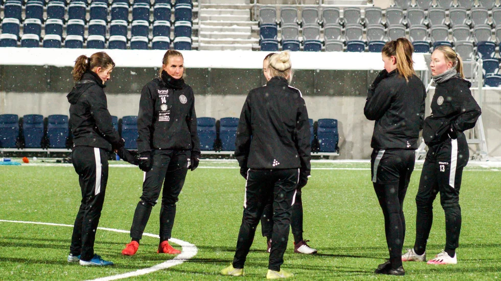 Jennifer Askebrand (längst till höger) lider av sviterna från en hjärnskakning. 