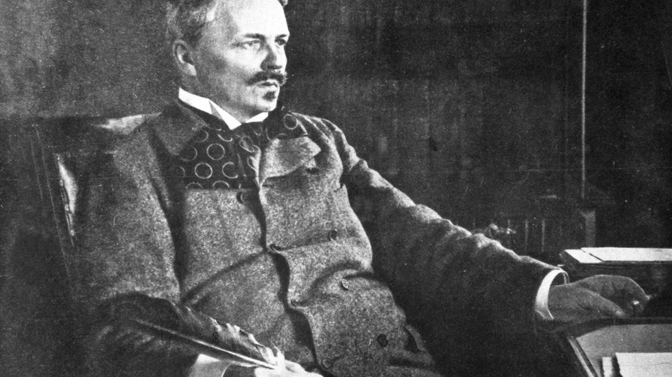 August Strindberg (1849-1912) i sitt arbetsrum i Stockholm år 1902. I handen håller han "örnpennan", en gåva av Harriet Bosse.
