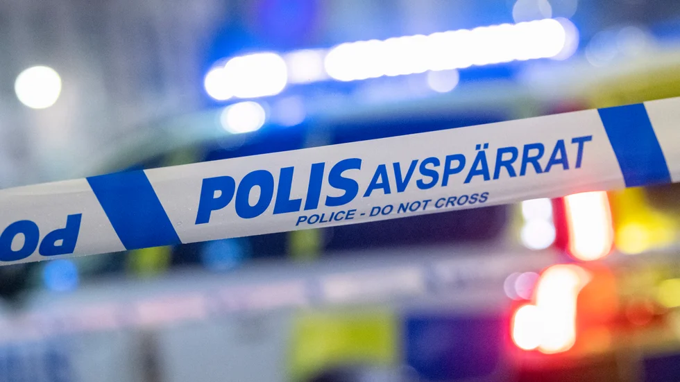 Tre personer har anhållits misstänkta för grovt rån och övergrepp i rättssak.