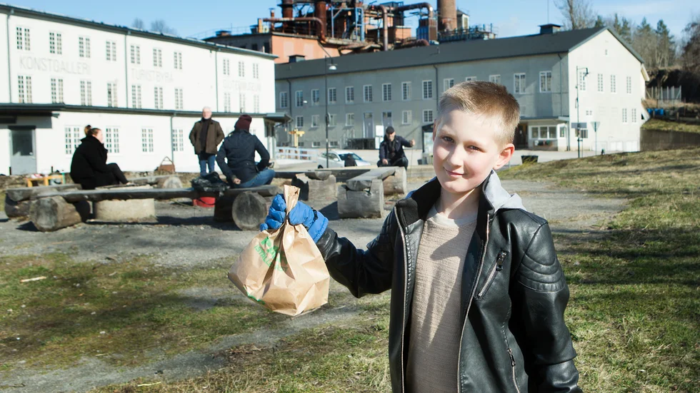 Leo Troyse, 9 år, konstaterar att äggjakten har gått bra, men att han tappat några ägg. "Nu har jag 15", säger han.