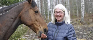 Hon bor mitt i vargreviret — och älskar det