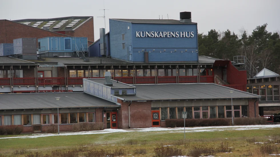 Heltidsmentorer, tidig stöttning vid svårigheter och samma regler i alla klassrum är tre av skolans förklaringar till varför elevernas omdömen om Arlandagymnasiet har stigit i år.
