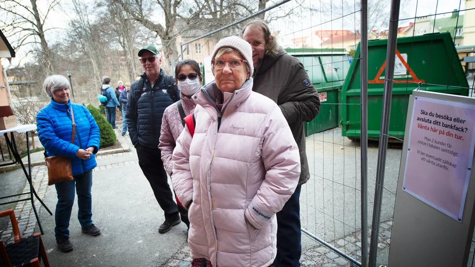 "Det är skandal hur illa banken har skött detta", säger Annika Larsson och för medhåll av de andra frusna bankkunderna i kön.