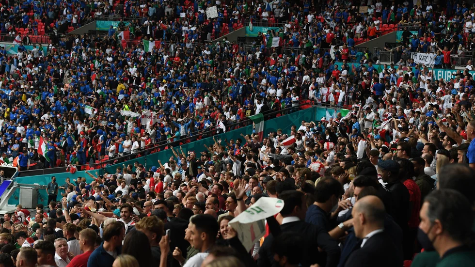 Supporterfest inne på Wembley i samband med EM-finalen mellan England och Italien. Men utanför arenan var det kaos, och 90 supportrar greps. Arkivbild.