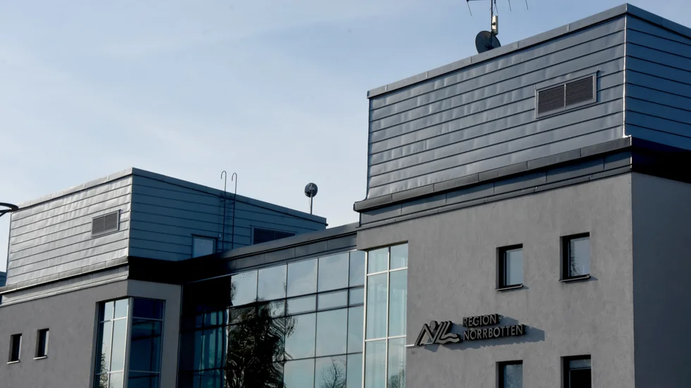  Socialdemokraterna efterlyser siffror på hur vårdskulden ska finansieras i regionledningens budget. 