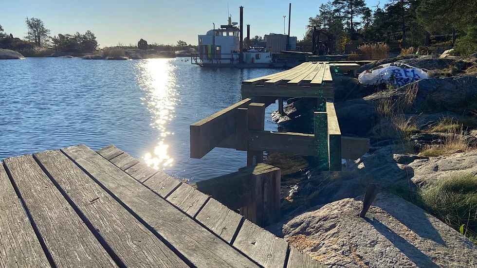 Den gamla bryggan, närmast i bild, har sett sina bästa dagar. Men en helt ny växer fram helt enligt tidsplan. 