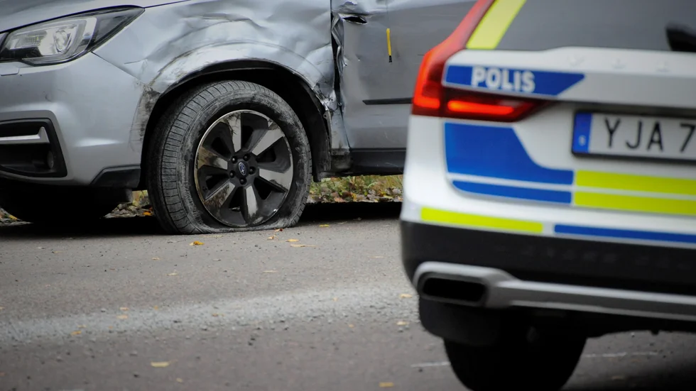 En personbil har skador på vänstersidan efter att ha skrapat i en mötande lastbil på väg 70 utanför Enköping.