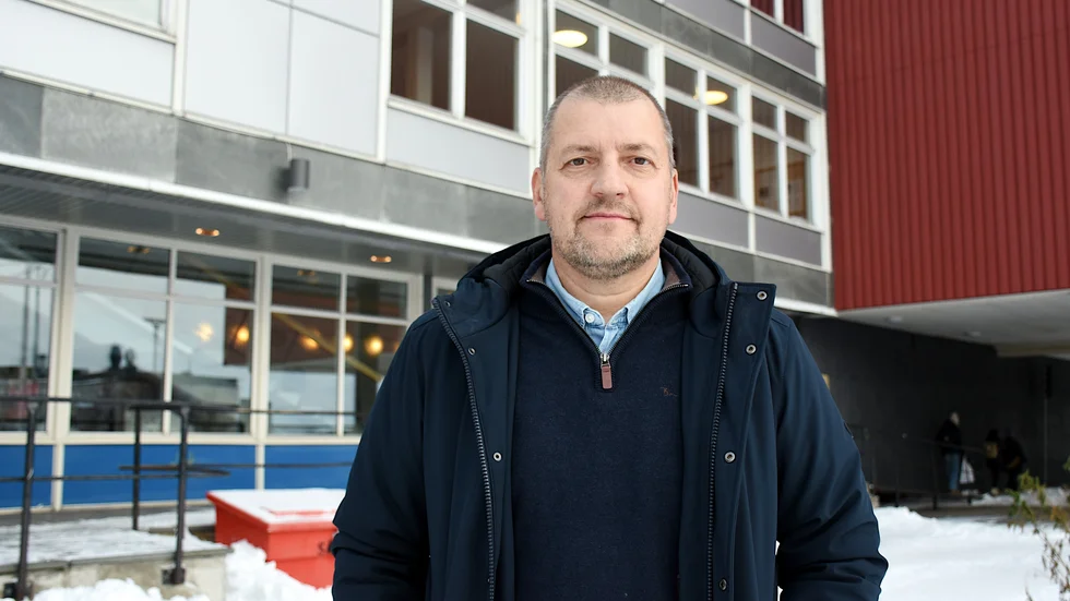 Jonas Esko, ordförande Kiruna HK, såger förbundets villkor för att klubben ska få använda U16-spelare i sitt damlag.