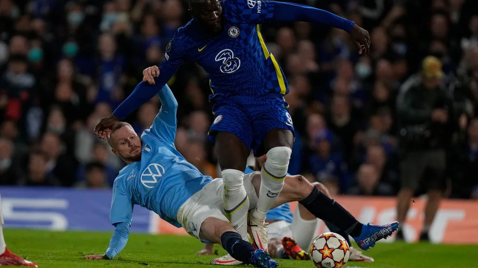 Chelseastjärnan Romelu Lukaku skadade vristen när Malmö FF-mittbacken Lasse Nielsen kapade belgaren. Lukaku tvingades byta och kan nu missa returen i Malmö om knappt två veckor.