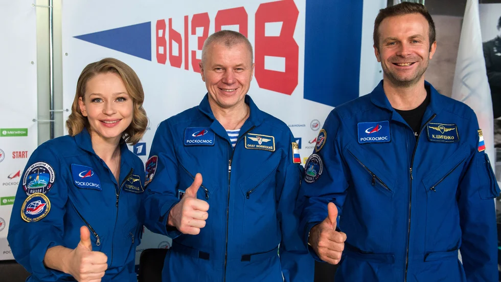 Julia Peresild, Oleg Novitskij (kosmonaut som följde med filmteamet ned) och Klim Sjipenko vid presskonferensen i Moskva efter hemkomsten. Arkivbild.