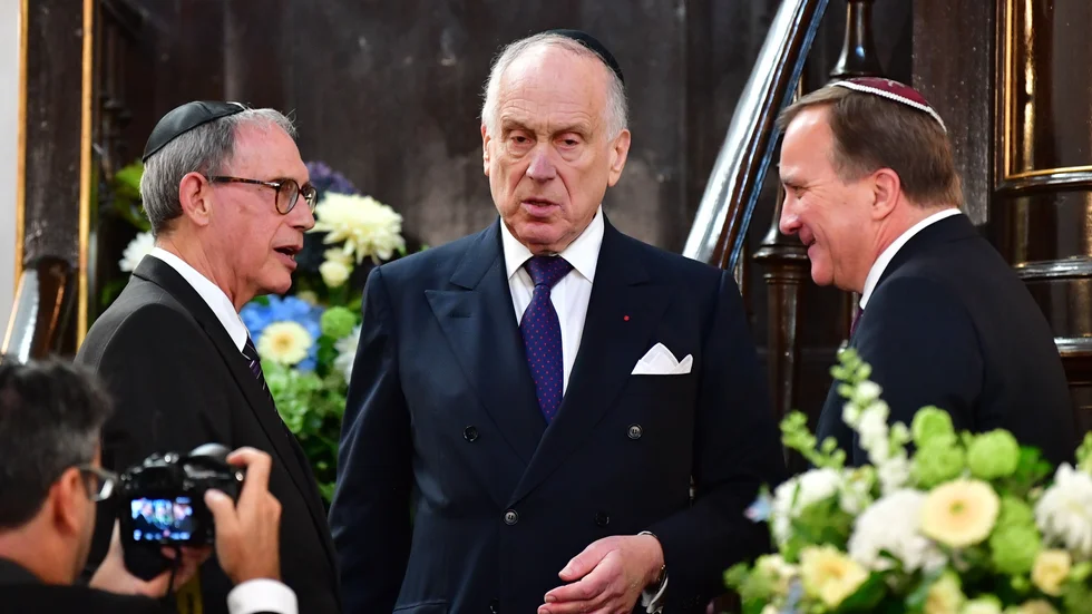 Israels minister för diasporan Nachman Shai, Ronald S Lauder, president för World Jewish Congress och statsminister Stefan Löfven i samspråk i Malmös synagoga.