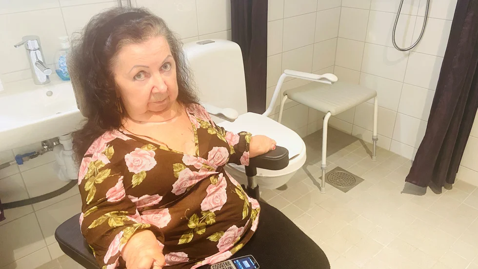 Leila Airissalo Heikkilä får ingen handikappanpassning i nya lägenhetens badrum, där hon och assistenterna dagligen kämpar med att få läget med den lilla rörliga pallen att fungera på ett halt golv. Vilket leder till att de alla får smärtor i ryggen. Handtaget som monterats upp på väggen får Leila i nacken.