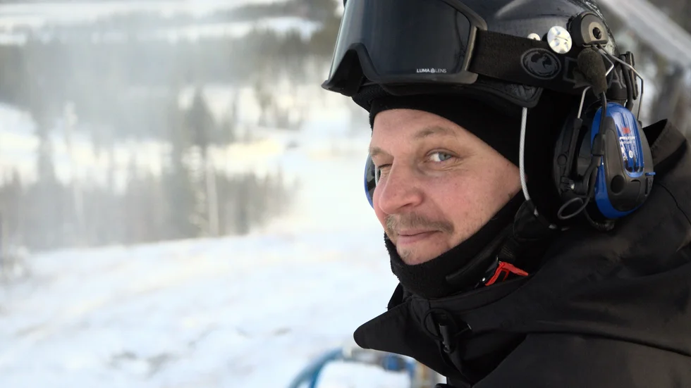  "Trots att det är lite snö på fjället är lavinfaran stor. Det är minst lika farligt som när det är mycket snö", säger Erik Brolenius, Produktionschef på Dundret.