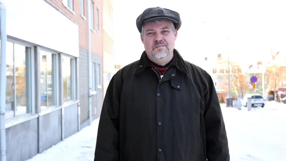 Lars Jarlemyr, förälder, har lämnat en skrivelse till kommunen angående lärarbristen. "Jag förväntar mig att det kommer ett svar", säger han. 
