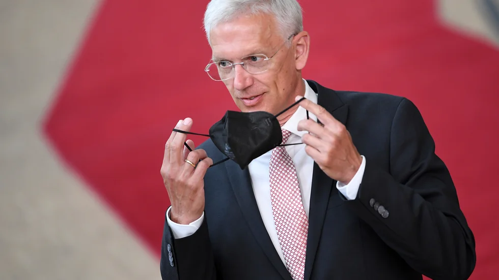 Vaccinkrav införs i Lettlands parlament. Här är landets premiärminister Krisjanis Karins. Arkivbild.