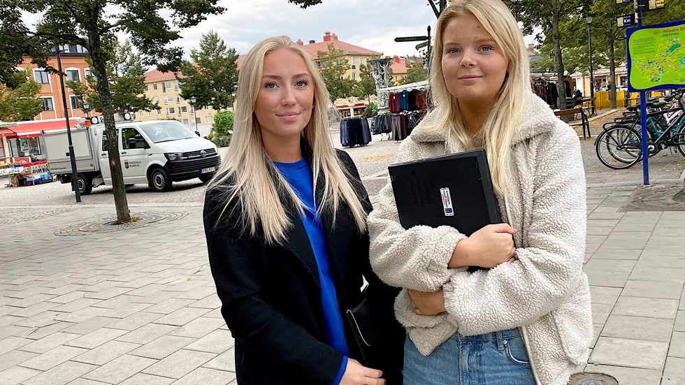 Engla Wolkert och Albertina Fredenstedt ser fram emot att kunna ta studenten utan restriktioner nästa vår, med studentflak, fester och allt som hör till en traditionell studentexamen. ”Men man kommer nog fortsätta att vara försiktig i folksamlingar ett tag framöver” säger de.