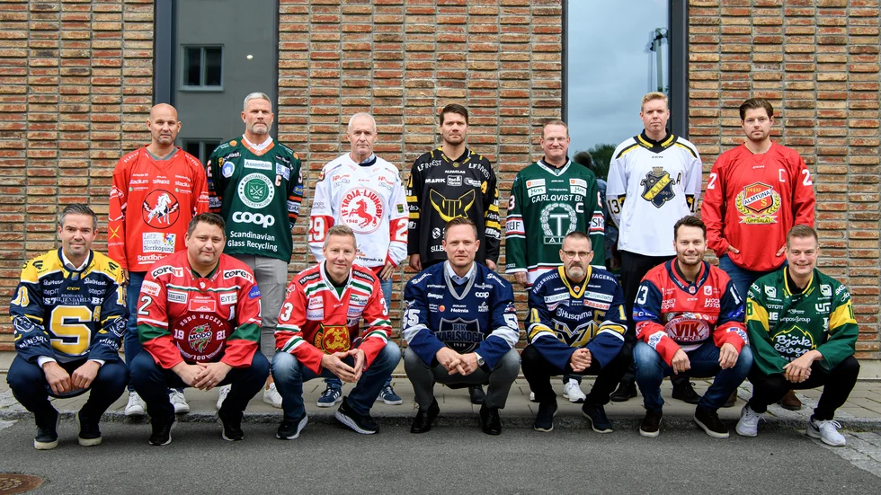 Almtunas Mattias Zackrisson, längst t h på övre raden, och övriga tränare i hockeyallsvenskan poserar under måndagens upptaktsträff.