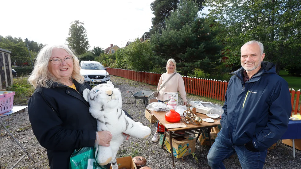 Jolanta och Torbjörn Thunell passade på att handla en vit gosetiger av grannen Annelie Falk. De hoppas att kvartersloppisen, som de arrangerat, ska bli ett vårligt återkommande evenemang.