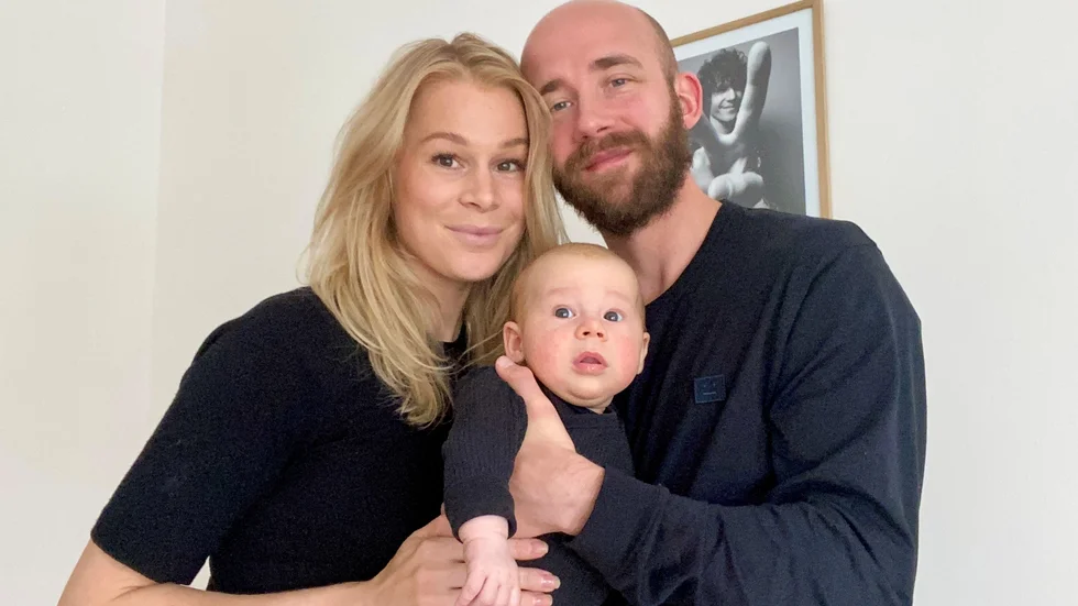 Jennie Öberg och David Rautio tillsammans med sonen Frans, tre månader gammal. 