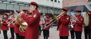 TV: Här blåser orkestern fram på stans gator
