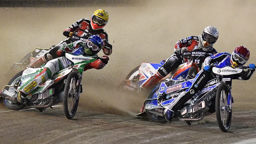 Jaroslaw Hampel, i röd hjälm, bötfälls efter att ha stoppats från Lejonens SM-kvartsfinal. Arkivbild.
