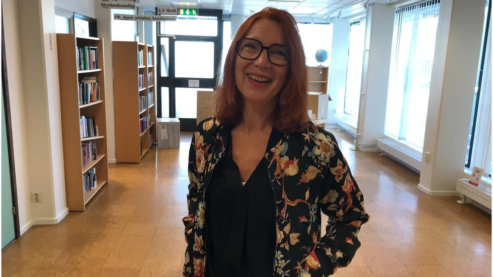 Bibliotekschefen Ulla Solsmo uppmanar bokälskare att bunkra upp med böcker innan bibblan stänger på måndag. 