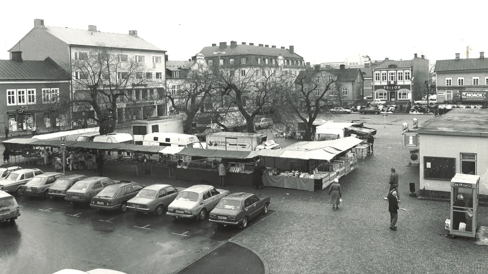 Stortorget 1985, då dess norra del var parkeringsplats. Till höger i framkant ses gamla busstationen.