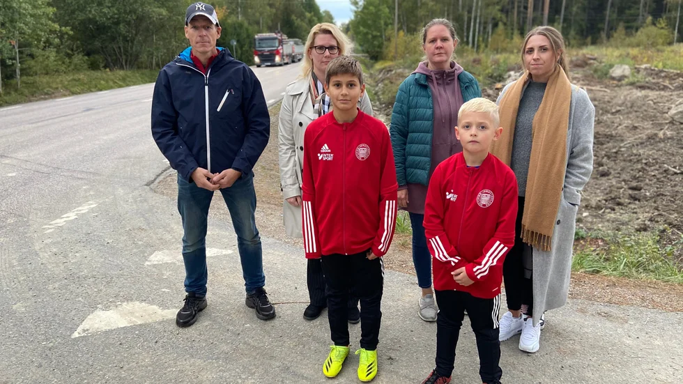 Christer Björk, Sofie Lindberg, Karin Tasdemir och Paulina Ernlund är några av Vittingeborna står bakom medborgarförslaget om att bygga en gång- och cykelväg till Vittinge IP. Med på bilden är Emre Tasdemir och Elias Ernlund.