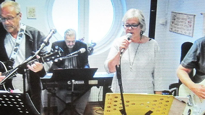 Bandet Mixxat spelade på SPF Åkerbärets pubafton. Birger Nordström, Tord Henriksson, Pekka Helles, Ann Louise Henriksson och Ola Rönnbäck.