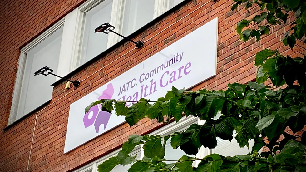 En genomgång av missförhållanden som rapporterats till Inspektionen för vård och omsorg (IVO) visar att omsorgsföretaget Jatc community health care har ett återkommande problem med kompetens, lämplighet och utbildning hos de anställda. På bilden syns Jatc huvudkontor i Södertälje.