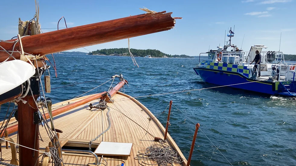 Spirit of Garm IV blir bogserad av sjöpolisen.
