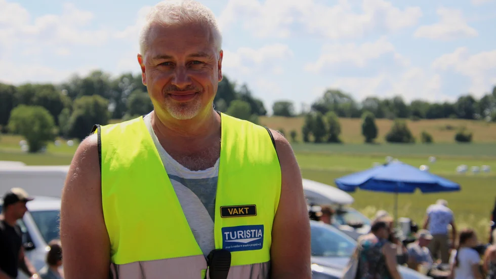 Andreas Giselgren är "loppisgeneral". "Folk är så glada, det är sån sommarstämning" säger han om loppisen i Berg,  
